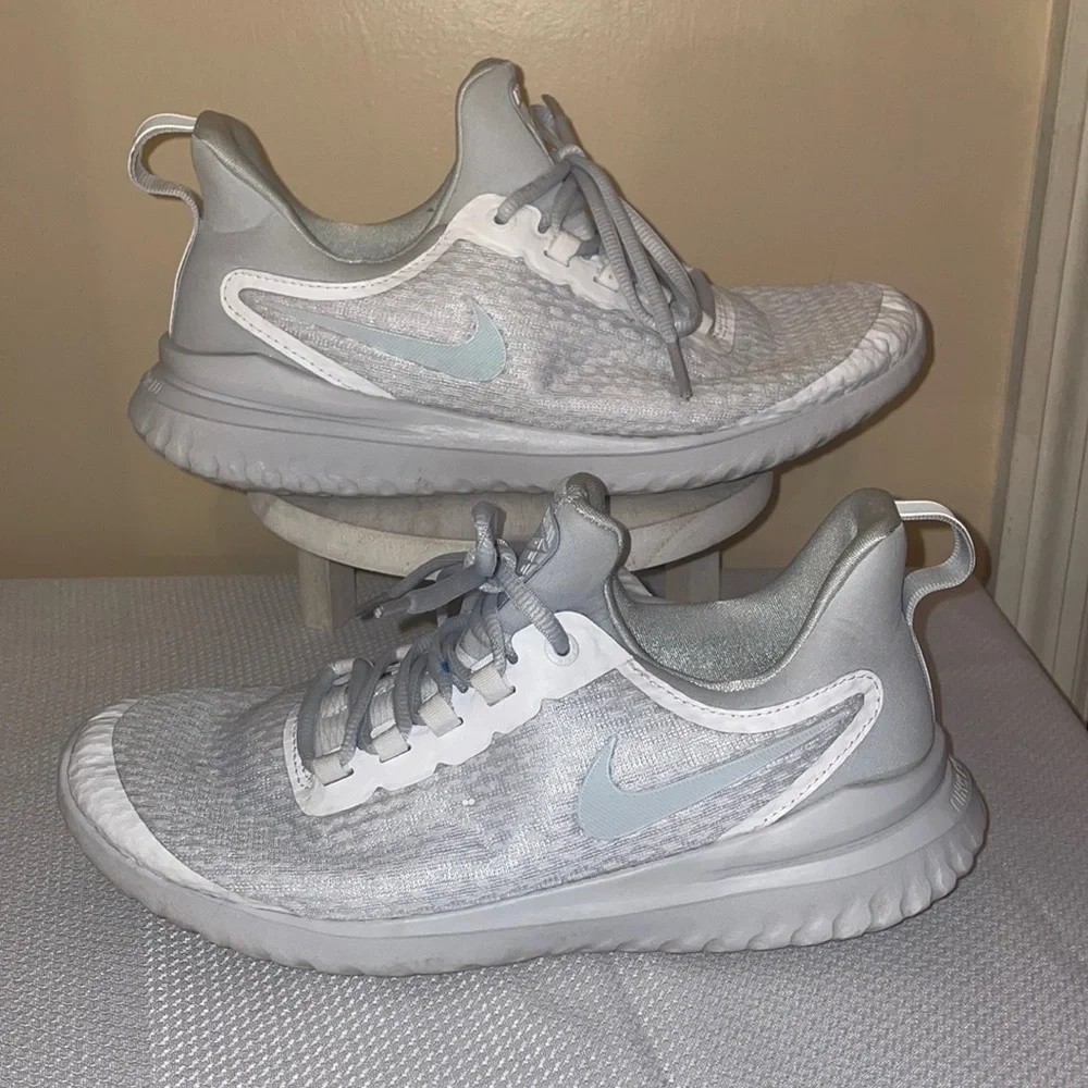 Nike women’s sneaker 9 shoe white 2018 renew rival athletic Athleisure casual